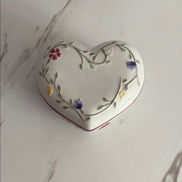 Johnson Brothers Other - Johnson Brothers Heart-Shaped Floral Box - White, Pink, Green, Yellow, Blue